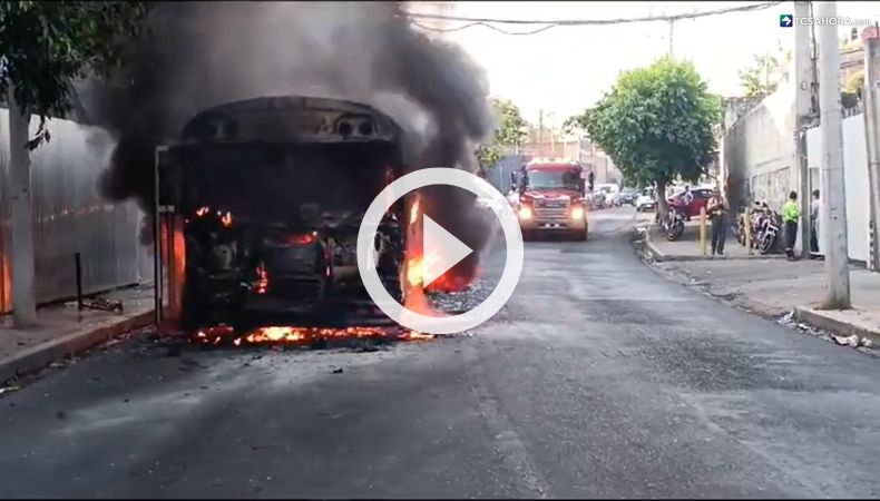 Reportan autobús incendiado en San Salvador.