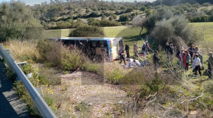 Varios turistas lesionados tras vuelco de autobús en Mallorca, España.