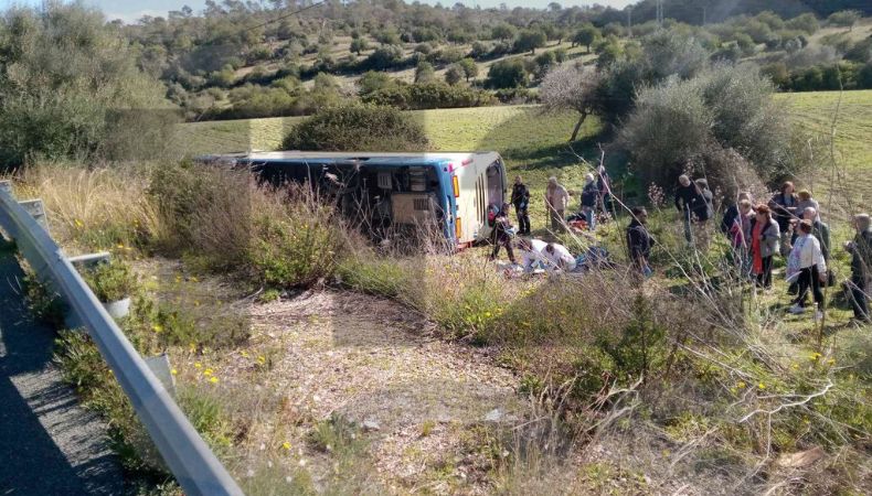 Varios turistas lesionados tras vuelco de autobús en Mallorca, España.