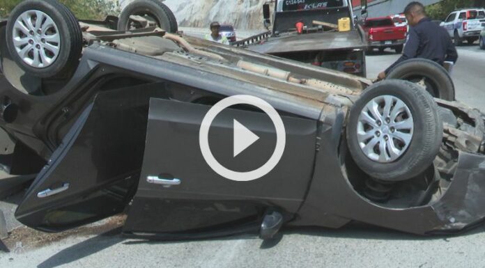 Vehículo volcado en la carretera al Puerto de La Libertad.