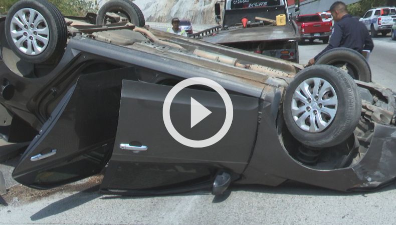 Vehículo volcado en la carretera al Puerto de La Libertad.