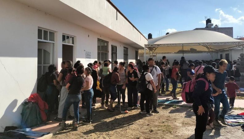Rescatan a 221 migrantes en Puebla