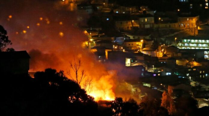 Voraz incendio forestal en el Cerro Cordillera, Chile.