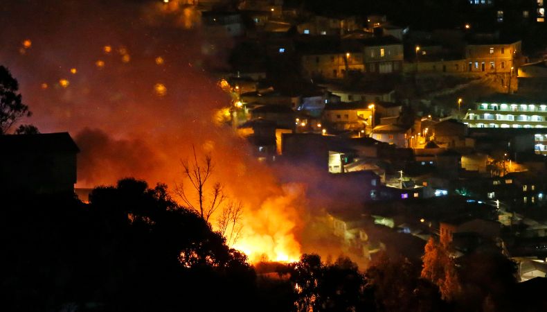 Voraz incendio forestal en el Cerro Cordillera, Chile.