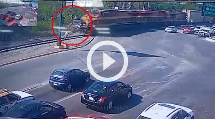 Cámara capta momento en que mujer fue atropellada por un tren en México.