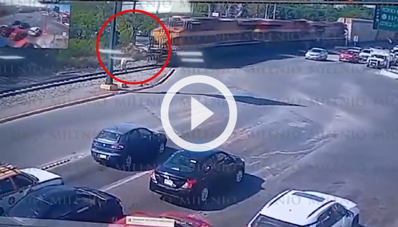 Cámara capta momento en que mujer fue atropellada por un tren en México.