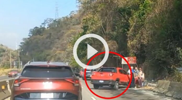 Reportan vehículo accidentado en un tramo de Los Chorros.