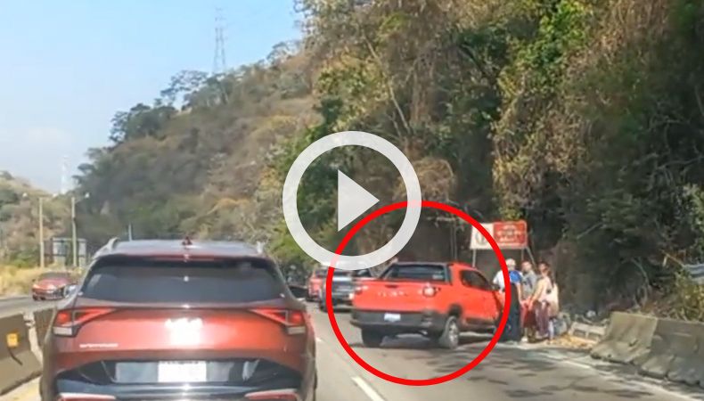 Reportan vehículo accidentado en un tramo de Los Chorros.