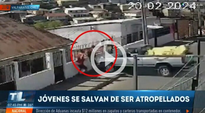 Dos jóvenes se salvaron de ser atropellados en Valparaíso, Chile.