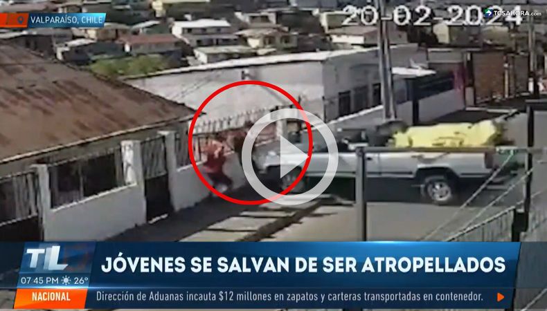 Dos jóvenes se salvaron de ser atropellados en Valparaíso, Chile.