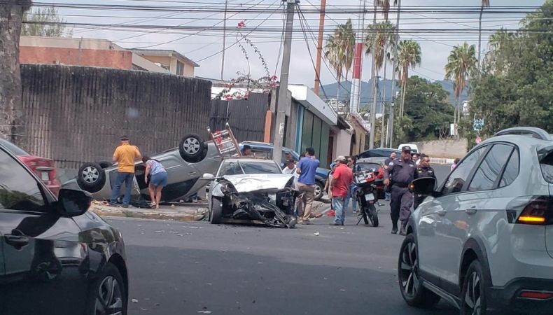 Aparatoso accidente en la colonia Escalón deja un lesionado Accidente en la Colonia Escalón