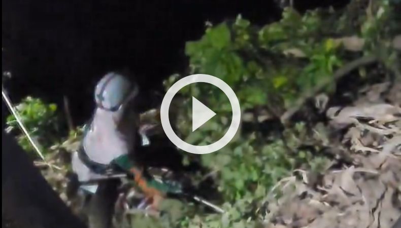 Rescatan a hombre que cayó en un barranco en Los Chorros.