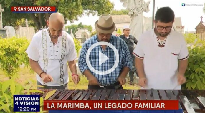 Carlos Huezo tocó marimba frente a la tumba de su abuelo en el cementerio Los Ilustres.