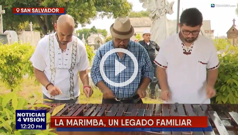 Carlos Huezo tocó marimba frente a la tumba de su abuelo en el cementerio Los Ilustres.