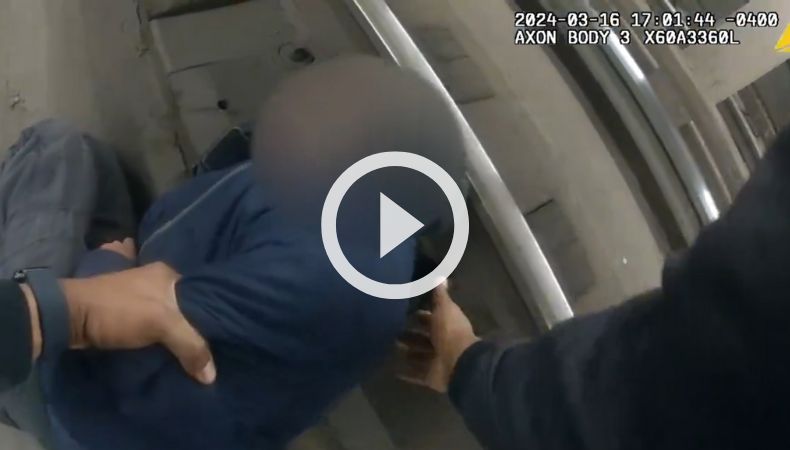 Policías rescatan a hombre que cayó a las vías del tren en Brooklyn.