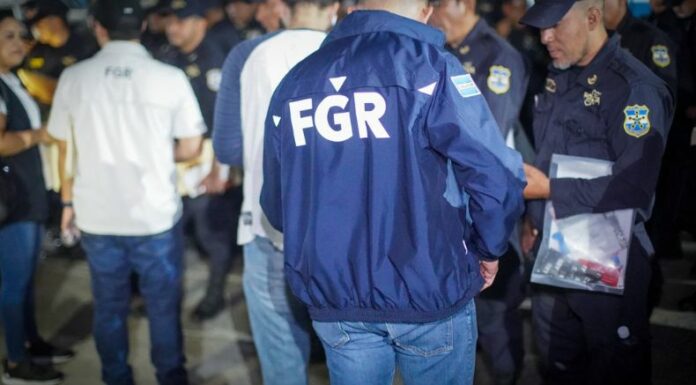 FGR ordena captura de 22 presuntos integrantes de red de narcotraficantes.