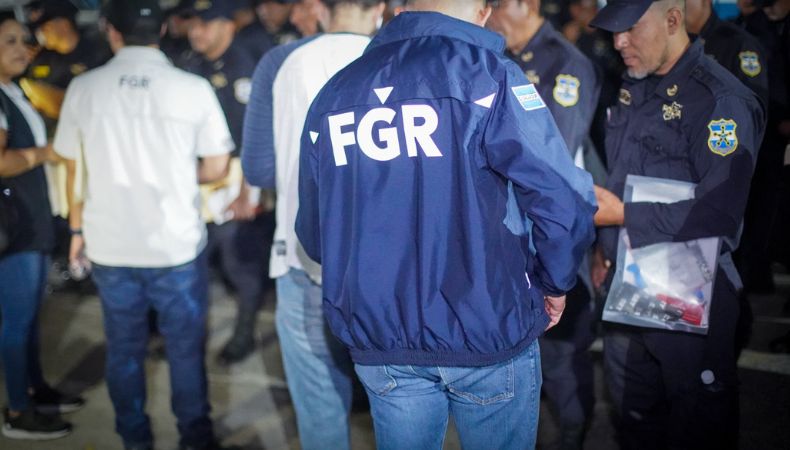 FGR ordena captura de 22 presuntos integrantes de red de narcotraficantes.
