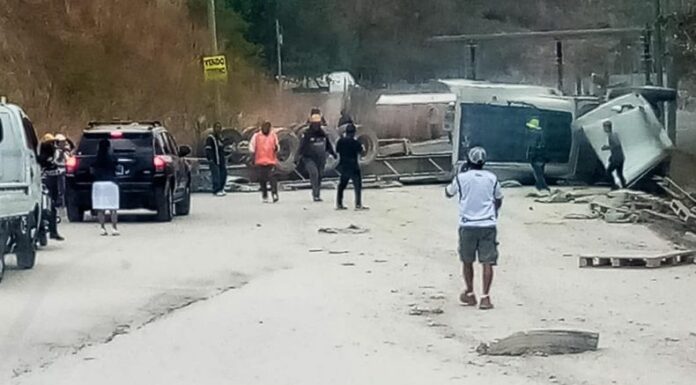 Rastra volcada obstaculiza el paso vehicular en Coatepeque, Santa Ana.