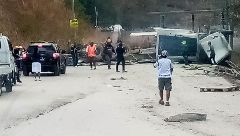 Rastra volcada obstaculiza el paso vehicular en Coatepeque, Santa Ana.