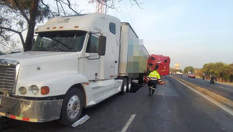 Reportan accidente entre dos cabezales en la carretera de Oro.