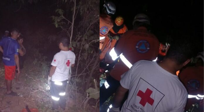 Rescatan a hombre que cayó en un barranco en Santa Ana.