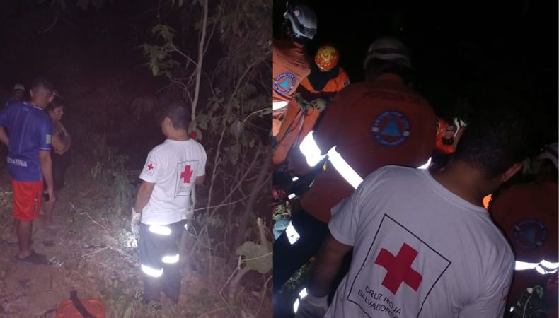 Rescatan a hombre que cayó en un barranco en Santa Ana.