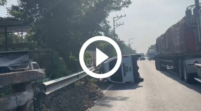 Vehículo volcado en carretera a Sonsonate