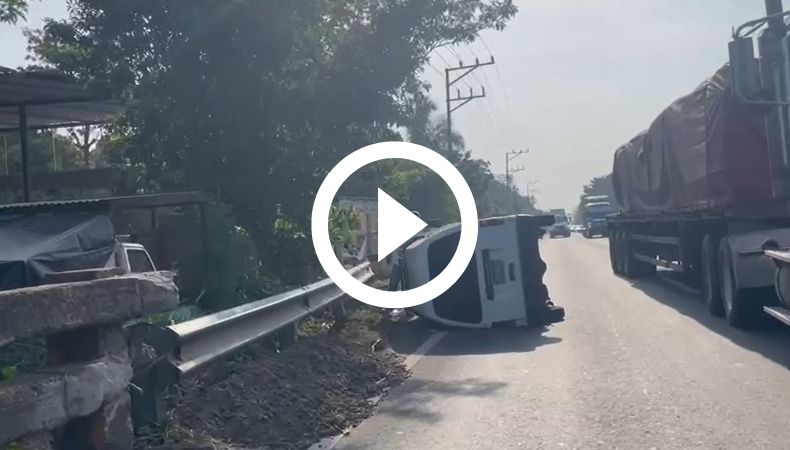 Vehículo volcado en carretera a Sonsonate