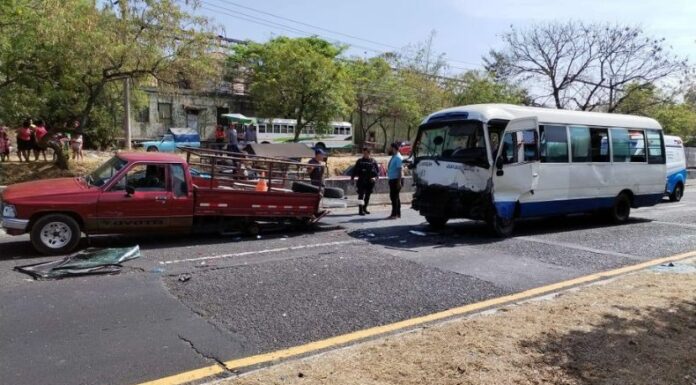 Fuerte accidente de tránsito en la carretera Panamericana.