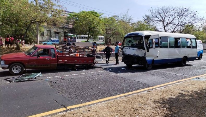 Fuerte accidente de tránsito en la carretera Panamericana.