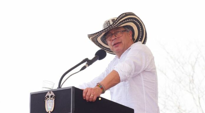 Petro amenaza con romper relaciones con Israel