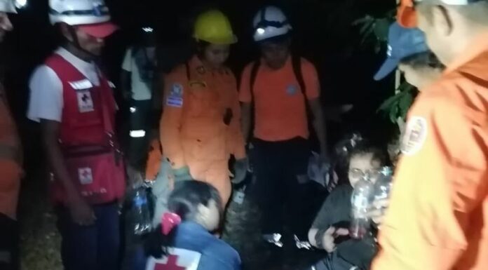 Rescatan a 19 turistas extraviados en el volcán Chinchontepec, San Vicente.