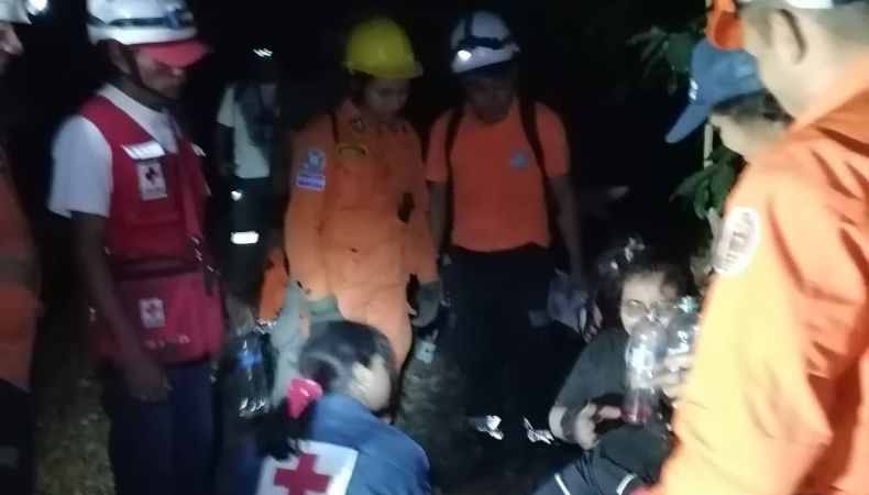 Rescatan a 19 turistas extraviados en el volcán Chinchontepec, San Vicente.