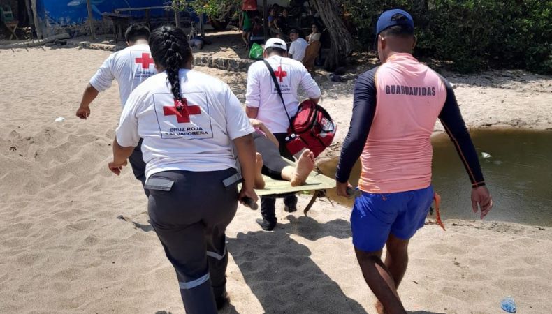 Realizan rescate profundo de dos personas en la playa San Diego.