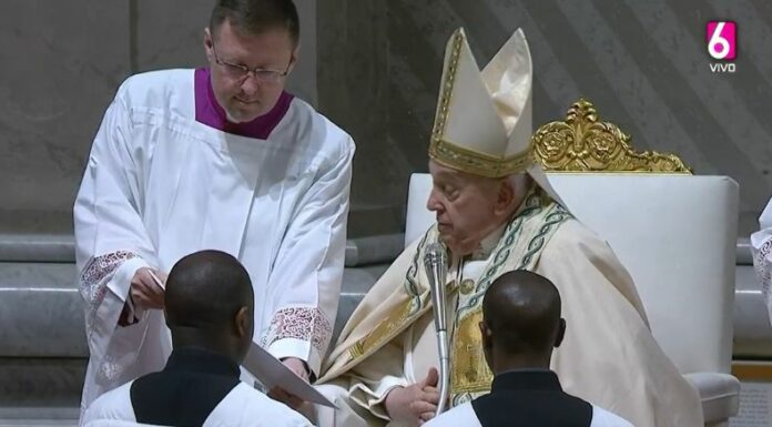 Papa Francisco preside Vigilia Pascual en la Basílica de San Pedro