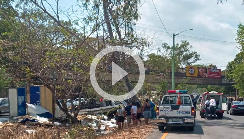 Accidente un camión choca en el Km. 37 de la Autopista Comalapa