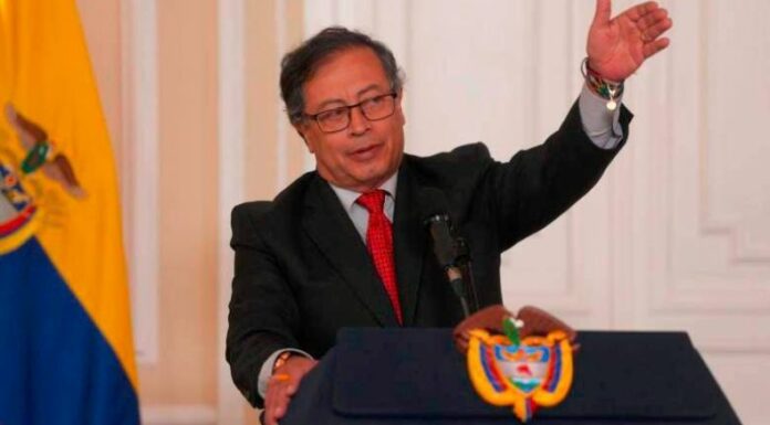 El presidente de Colombia, Gustavo Petro, pidió a los conductores de camiones que abran corredores de abastecimiento.