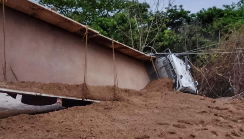Camión volcado obstaculiza el paso vehicular en la carretera a Tacachico.