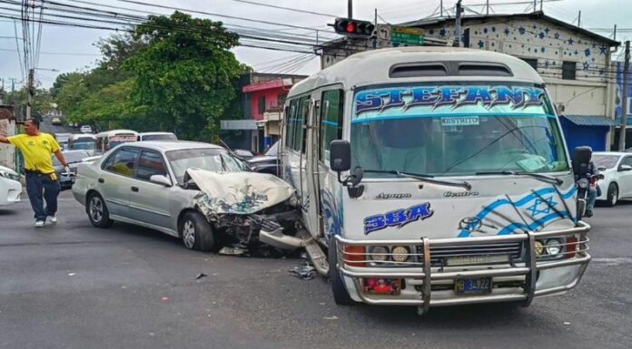 Tres lesionados tras accidente de tránsito en San Salvador.