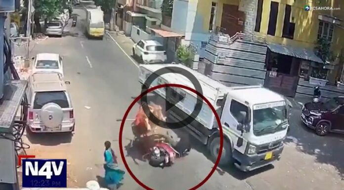 Momento exacto en el que un toro ataca a un motociclista en India.