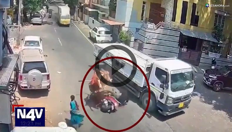 Momento exacto en el que un toro ataca a un motociclista en India.