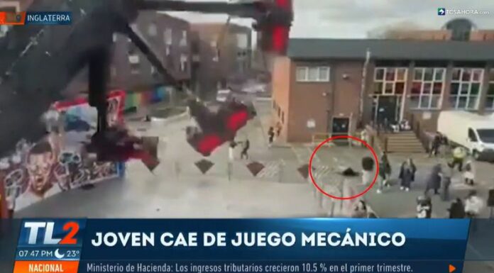 Joven cae desde juego mecánico en movimiento.