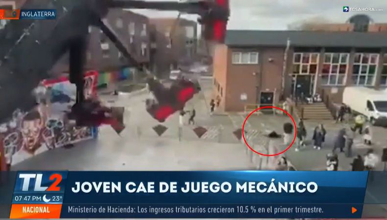 Joven cae desde juego mecánico en movimiento.