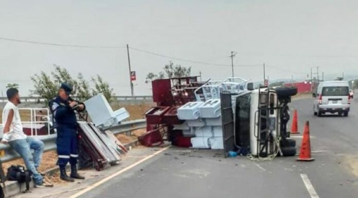 Camión volcó tras chocar contra caballo en la carretera Litoral.