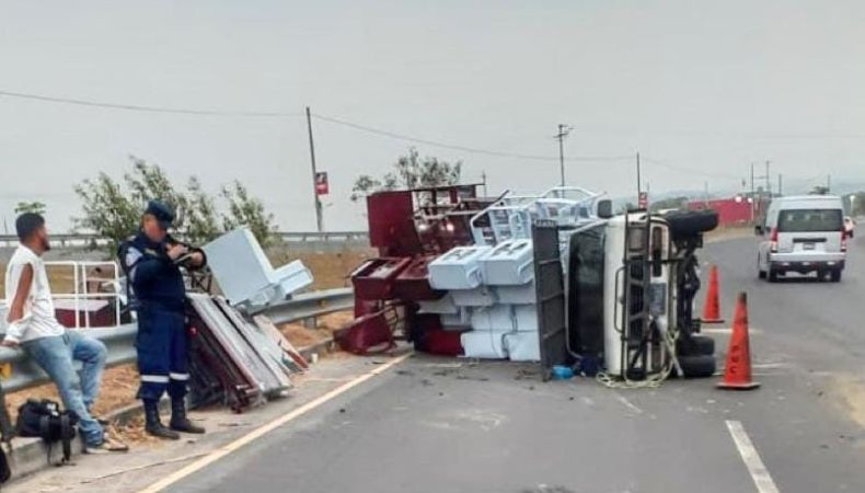 Camión volcó tras chocar contra caballo en la carretera Litoral.