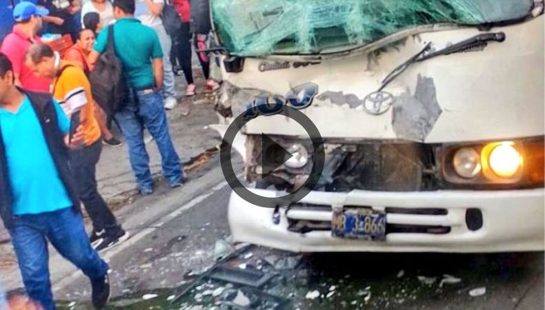 Varios lesionados tras fuerte accidente entre autobuses