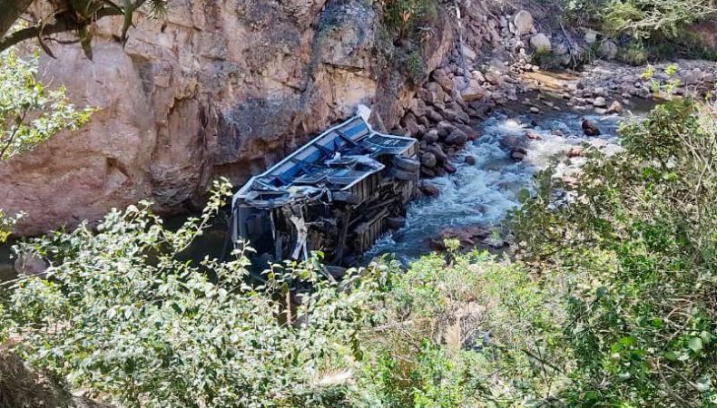 Fatal accidente de autobús deja varias personas fallecidas.