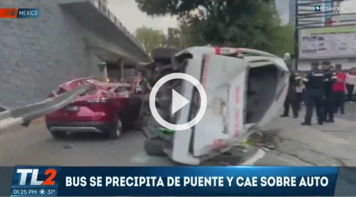 Autobús se precipitó desde un puente y cayó sobre un carro.