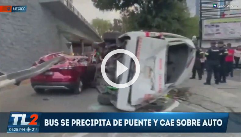 Autobús se precipitó desde un puente y cayó sobre un carro.