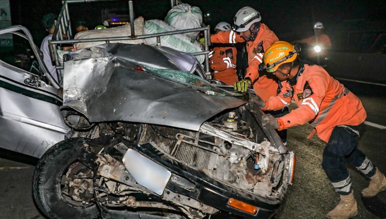 Fuerte accidente de tránsito se registró sobre la carretera a Quezaltepeque.